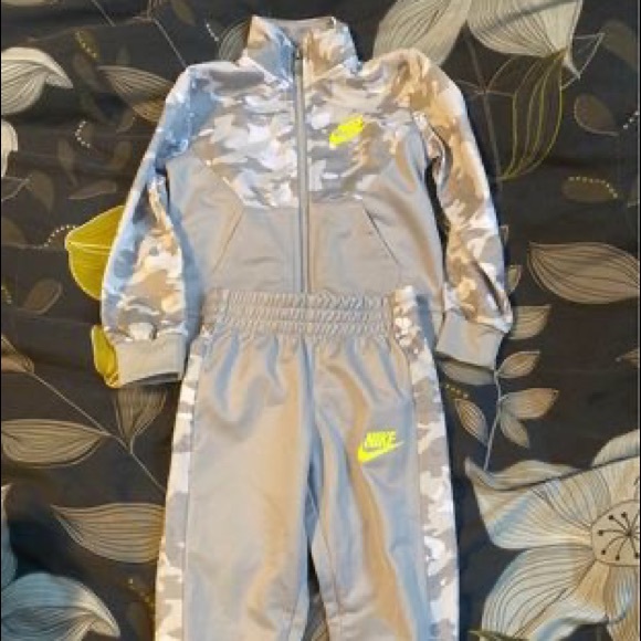 Nike / Puma tracksuit Colombia jacket snowsuit sweater boots shoes - Picture 1 of 6